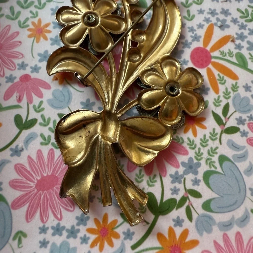 Unique Vintage features gold